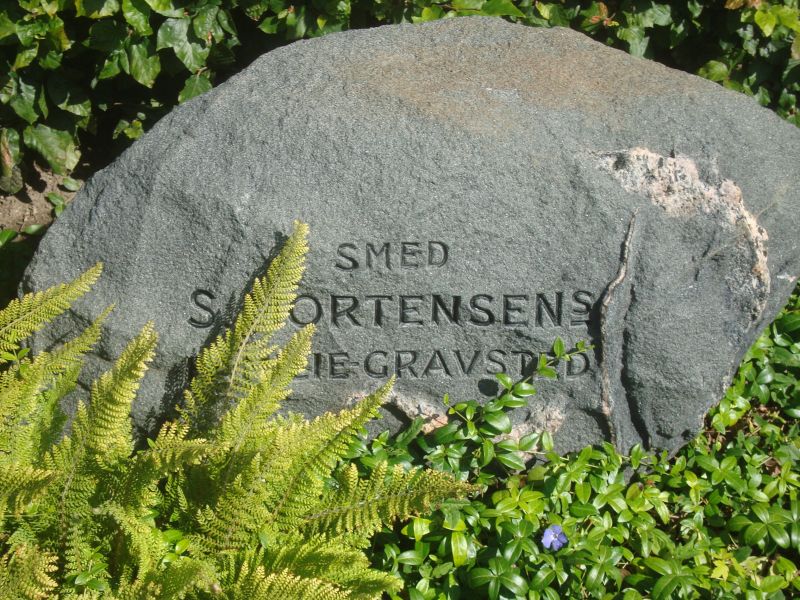 S. Mortensen's familie gravsted.JPG